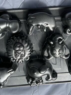 Nordic Ware Metallic Gray Animal-Shaped Nonstick Baking Pan